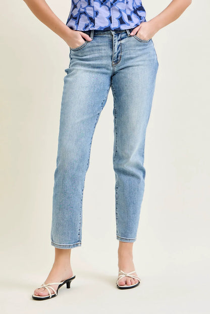 Lara Vintage Vibes Slim Jeans with a Pocket Perk