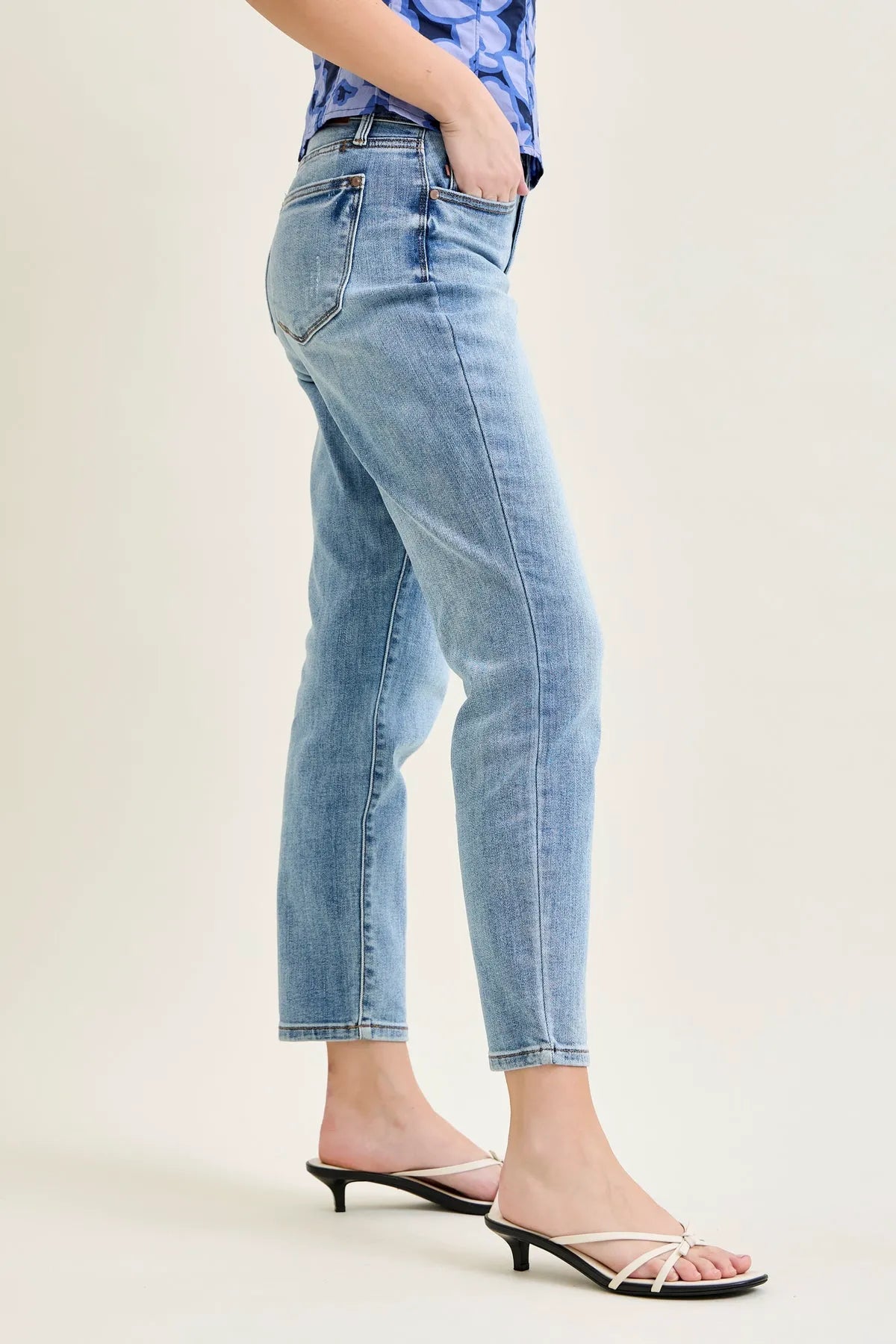 Lara Vintage Vibes Slim Jeans with a Pocket Perk