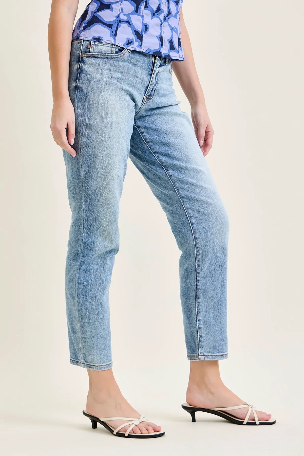 Lara Vintage Vibes Slim Jeans with a Pocket Perk