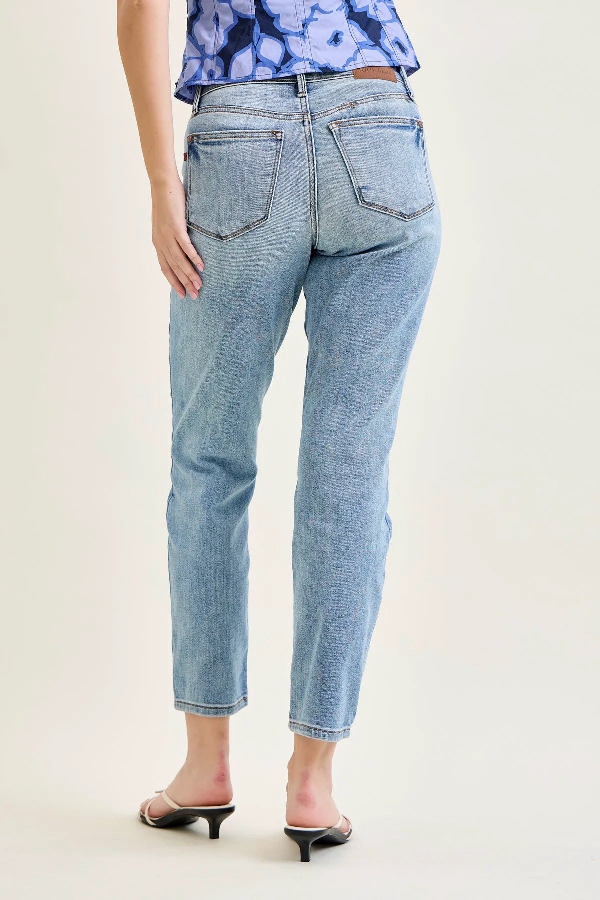 Lara Vintage Vibes Slim Jeans with a Pocket Perk