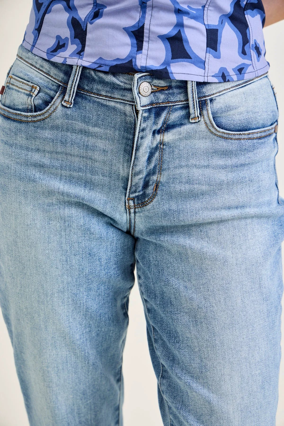 Lara Vintage Vibes Slim Jeans with a Pocket Perk